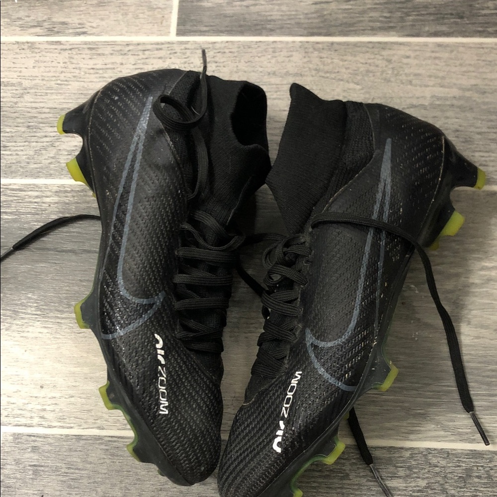 Nike boys Black soccer shoes